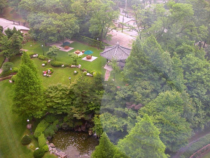 DSCN7821.jpg - Beautiful gardens at the Dragon Hill Lodge in Seoul